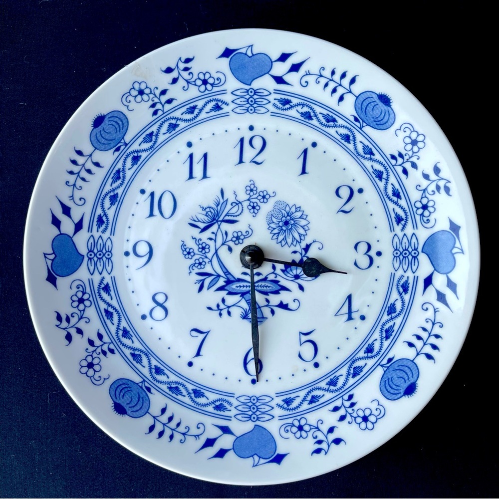 Vintage Blue Onion Bohemia
Chateau Quartz Wall Clock